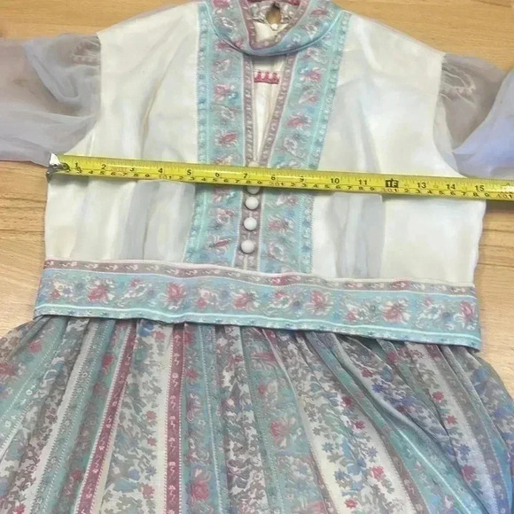 Vintage woman’s dress. The stress is super tiny. Measurements in photos. - Picture 11 of 14